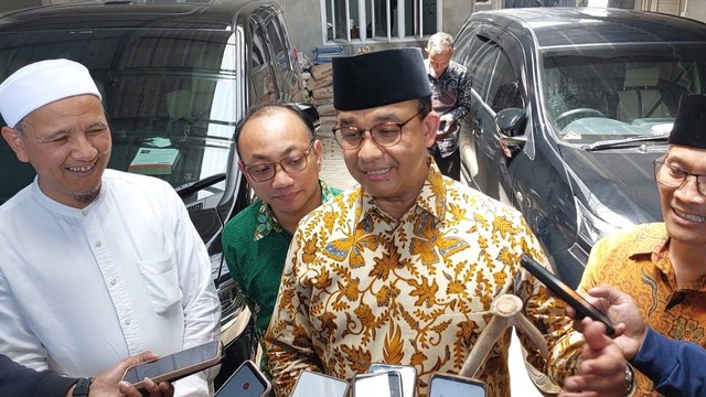 Anies Baswedan memegang tongkat dari tanduk rusa yang mati dari Habib Novel di Solo. Foto: Dok. Istimewa