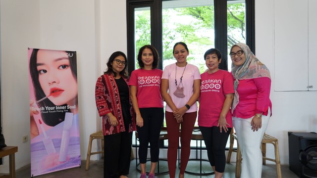 YOU Beauty turut bergabung memperingati World Breast Cancer Awareness Month lewat kampanye YOUnited in Pink. Foto: Dok. YOU Beauty