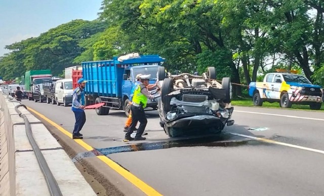 Mobil Wuling Terbalik di Tol Sidoarjo, Begini Nasib Penumpangnya