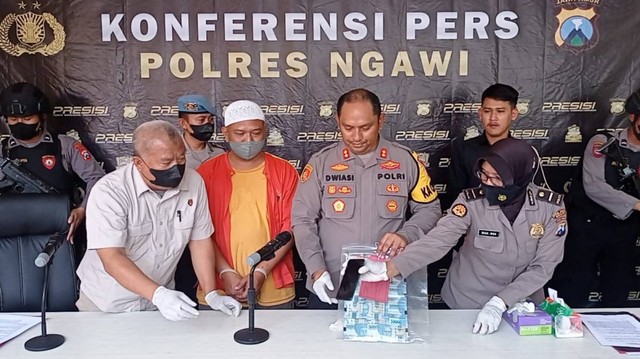 Hitung Uang Hasil Peras Kepala Desa, Oknum LSM di Ngawi Diringkus Polisi
