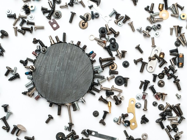 Ilustrasi Mengenal Sifat dan Jenis Magnet (Foto: Dan Cristian Padure | Unsplash.com)