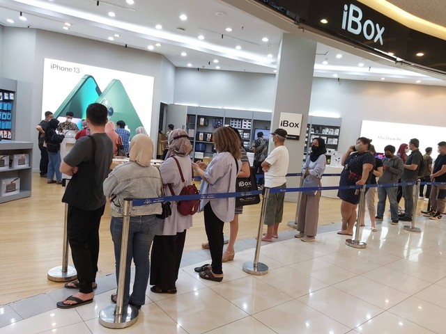 Antrean pemesan iPhone 14 Series di iBox Summarecon Mall Bekasi. Foto: Dok. Erajaya