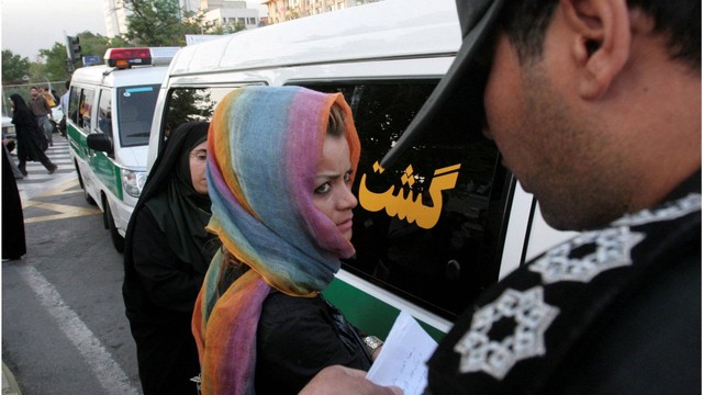 Aksi polisi moral Iran telah memicu rangkaian demonstrasi di negara tersebut.