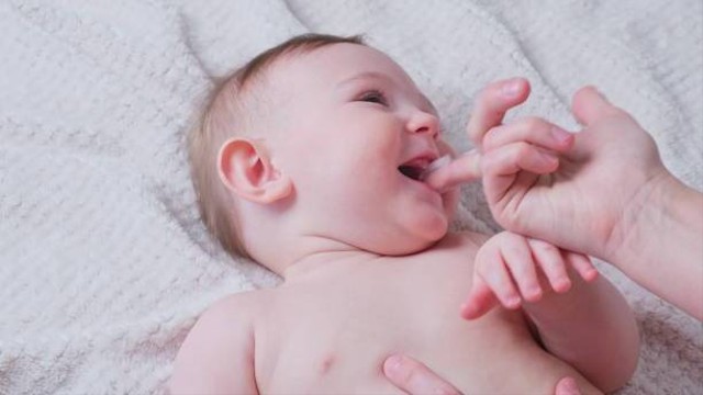 Ilustrasi fase oral pada bayi (Sumber: Pexels)