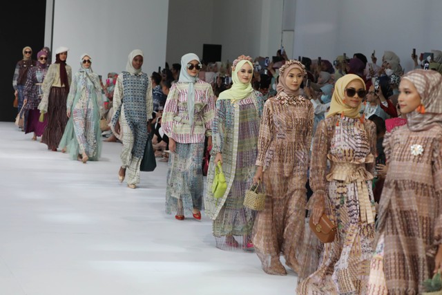 Model mengenakan busana koleksi dari desainer Nada Puspita dalam acara Jakarta Fashion Week atau JFW 2023 di Pondok Indah Mall, Jakarta Selatan, Jumat, 28/10/2022. Foto: Aditia Noviansyah/kumparan