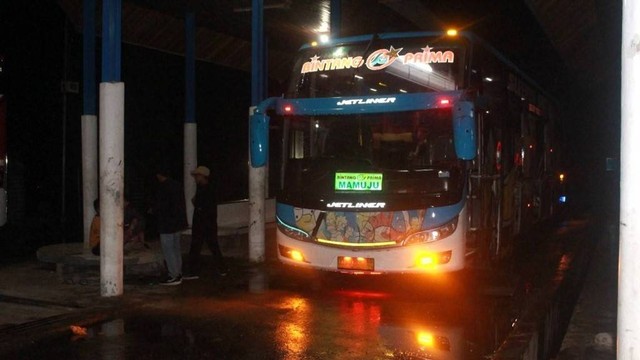 Salah satu bus AKAP jurusan Mamuju-Makassar di Terminal Simbuang Mamuju. Foto: Saharuddin Nasrun/SulbarKini