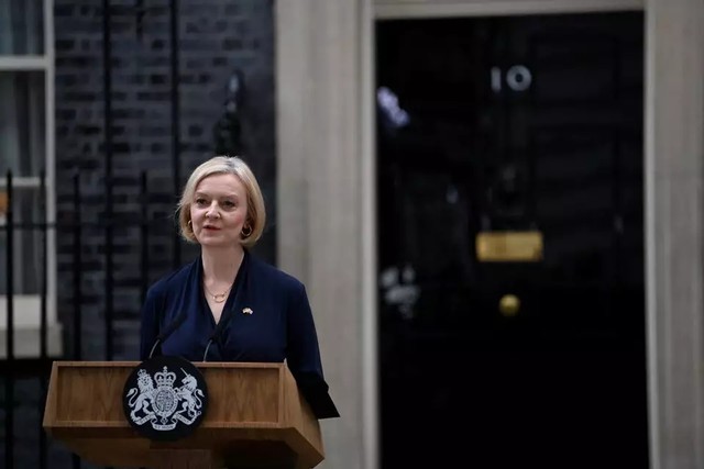 Perdana Menteri Inggris Liz Truss mengumumkan pengunduran dirinya, di luar Jalan Downing Nomor 10, London, Inggris 20 Oktober 2022. REUTERS/Toby Melville