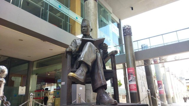 Patung Ir Soekarno alias Bung Karno di Perpustakaan Bung Karno, Blitar. Foto: Maria Wulan/Tugu Jogja