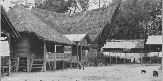 Kampung di Tarutung, sekitar 1920-an. Foto (repro): H.F. Tillema, Zonder Tropen geen Europa, hal. 68.