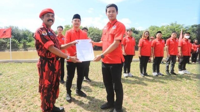 Surat Keterangan Kepengurusan Banteng Muda Indonesia (BMI) Solo diberikan oleh Ketua DPC PDI P Solo, FX Hadi Rudyatmo kepada Ketua BMI Solo, Kevin Febrianto. FOTO: Agung Santoso.