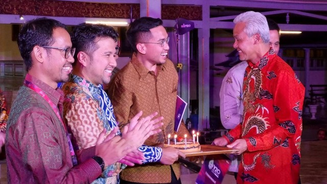 Ganjar mendapatkan sebuah kue ulang tahun dan dinyanyikan lagu Selamat Ulang Tahun. FOTO: Fernando Fitusia