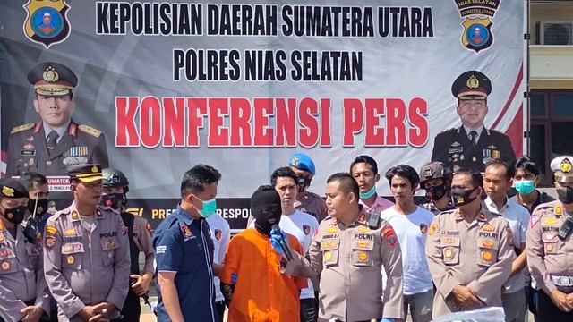 Konferensi pers kasus pembunuhan Kepala Bagian Organisasi Pemkab Nias Utara, Ghasali Lahagu (59), yang tewas pada, Jumat (21/10). Foto: Polres Nisel