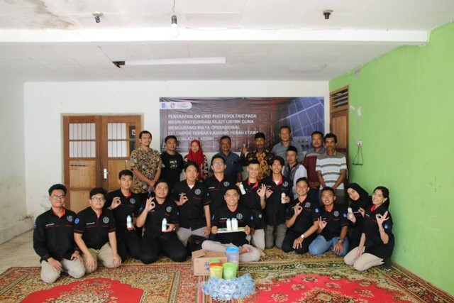 Tim Abmas  Laboratorium Konversi Energi Listrik ITS bersama para petinggi Desa Sumberagung, Kabupaten Kediri pada hari peresmian mesin pasteurisasi inovatif untuk pengolahan susu