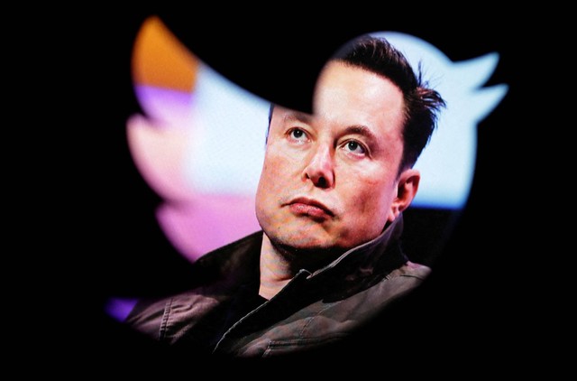 Elon Musk terlihat melalui logo Twitter. Foto: Dado Ruvic/REUTERS