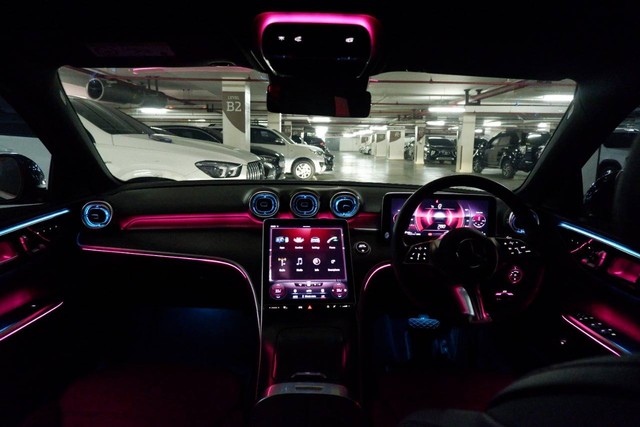 Interior Mercedes-Benz C-Class terbaru dengan fitur ambient light beragam warna. Foto: Aditya Pratama Niagara/kumparan