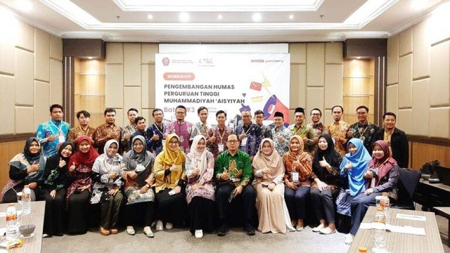 Peserta workshop berpose dengan Muhammad Sayuti. Sumber: Diktilitbang Muhammadiyah