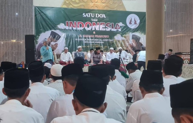 Para habib, kiai, dan santri berkumpul untuk menggelar doa bersama untuk Ganjar Pranowo di Islamic Centre Pondok Pesantren Al Aziziyyah, Denanyar, Jombang, Jawa Timur. Foto: Dok. Istimewa