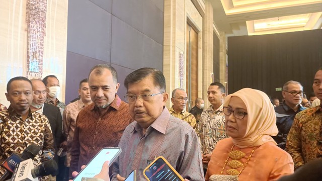 Mantan Wakil Presiden RI Jusuf Kalla menghadiri Gala Dinner 70th Kalla Anniversary and 44th Bukaka di Hotel Indonesia Kempinski, Jakarta Pusat, Jumat (28/10/2022).  Foto: Ghinaa Rahmatika/kumparan