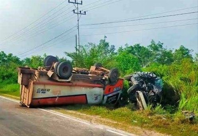 Truk pengangkut minyak CPO terbalik usai terlibat tabrakan dengan minibus Toyota Rush di Km 28 Jalan Tjilik Riwut Palangka Raya. (FOTO: Dokumen Ist).