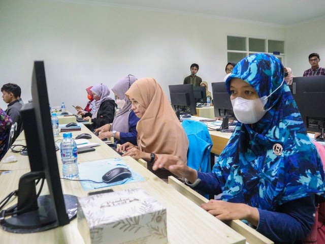 Pelatihan penggunaan Sistem Informasi Anak Yatim Muhammadiyah (SILAYAM) oleh Tim Pengabdian Universitas Ahmad Dahlan (UAD) (Foto: Istimewa)