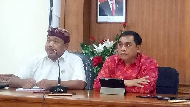 Kepala Badan POM Bali, Drs. I Made Bagus Gerametta (kiri) bersama Kadis Kesehatan Bali - IST