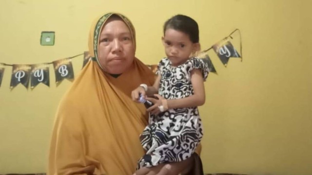 Malika dan ibunya. Foto: Indrasani Ilham/cermat