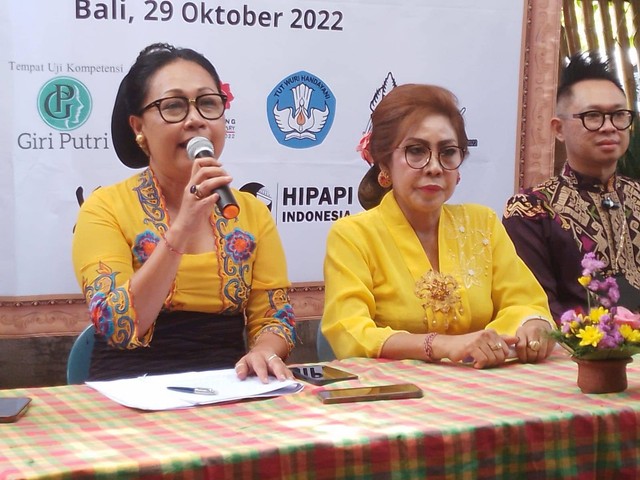  Ni luh Gede Juli Wirahmini (Dewan Kehormatan DPD HARPI Melati (kiri) dan Dra Ni Wayan Sumerti Pande (Ketua DPD Harpi MELATI Bali - RFH