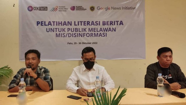 Ketua AMSI Sulawesi Tengah, Muhammad Ikbal (kiri), Koordinator Wilayah (Korwil) AMSI Indonesia Timur Upi Asmaradhana dan Sekretaris AMSI Sulteng, Abdi Mari. Foto: Tim PaluPoso