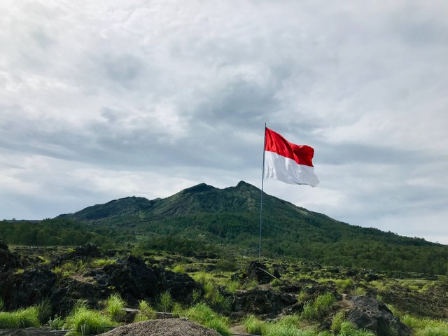 Ilustrasi Referensi Puisi Hari Pahlawan Yang Penuh Makna (Foto: Mz Romadhoni | Unsplash.com)