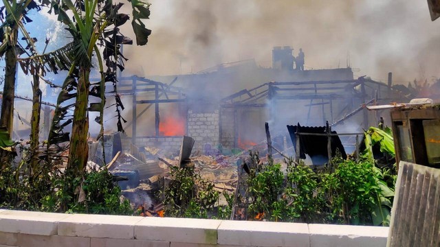 Kebakaran rumah di Desa Manukan, Kecamatan Gayam, Kabupaten Bojonegoro. Sabtu (29/10/2022). (Foto: Dok. Istimewa)