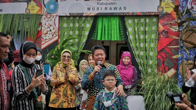 Gubernur Sumatera Selatan yang hadir bersama keluarga di Festival Rempah Sumatera Selatan 2022 di pelataran mal PTC, Sabtu (29/10) Foto: abp/Urban id