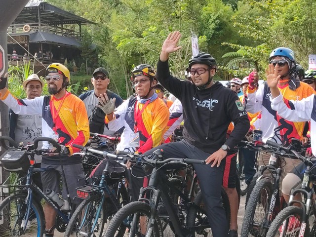 Wakil Gubernur Sumbar Audy Joinaldy (baju hitam) saat mengikuti Minang Geopark Cycling, Sabtu (29/10/2022). Dokumentasi: Diskominfotik Sumbar