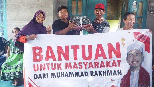 Warga Rt 24 Kelurahan Mendawai bersama pengurus PAUD Bunga Hati meneriman bantuan dari Anggota DPD RI asal Kalimantan Tengah Muhammad Rakhman. Foto: IST/InfoPBUN
