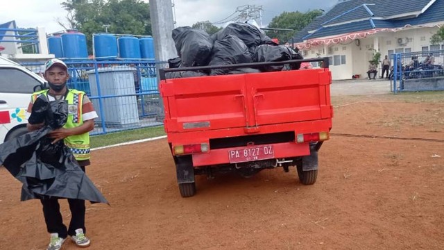 Petugas kebersihan di KMAN VI Kabupaten Jayapura. (Foto Media Center KMAN VI)