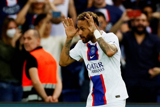 Pemain Paris St Germain Neymar merayakan gol ketiga mereka saat hadapi Troyes di Stadion Parc des Princes, Paris, Prancis, Sabtu (29/10/2022). Foto: Sarah Meyssonnier/REUTERS