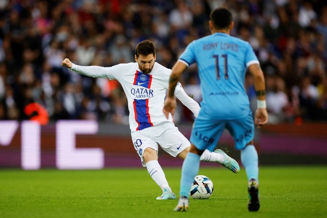 Pemain Paris St Germain Lionel Messi mencetak gol keduanya saat hadapi Troyes di Stadion Parc des Princes, Paris, Prancis, Sabtu (29/10/2022). Foto: Sarah Meyssonnier/REUTERS