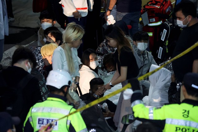 Tim penyelamat bekerja di tempat kejadian di mana puluhan orang terluka akibat terinjak-injak saat festival Halloween di Seoul, Korea Selatan, Sabtu (29/10/2022). Foto: Kim Hong-Ji/REUTERS