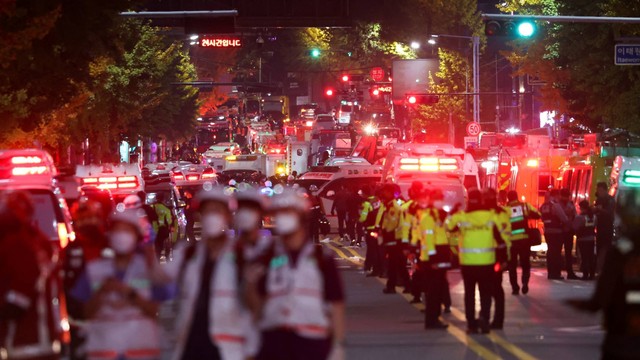 Tim penyelamat bekerja di tempat kejadian di mana puluhan orang terluka akibat terinjak-injak saat festival Halloween di Seoul, Korea Selatan, Sabtu (29/10/2022). Foto: Kim Hong-Ji/REUTERS