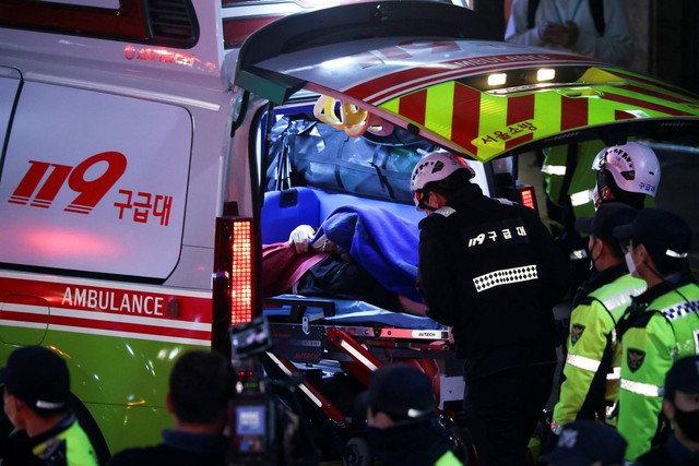 Seseorang menerima bantuan medis di tempat kejadian di mana puluhan orang terluka karena terinjak-injak saat festival Halloween di Seoul, Korea Selatan, Sabtu (29/10/2022). Foto: Kim Hong-Ji/REUTERS