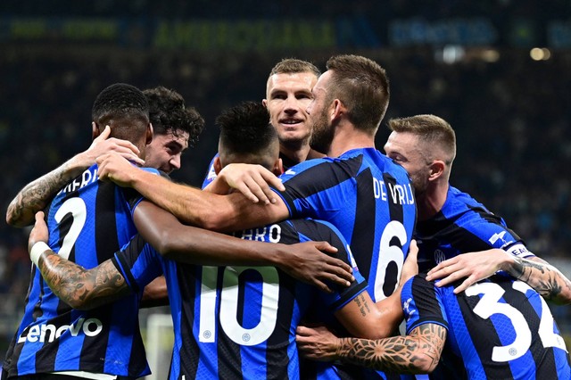 Pemain Inter Milan Stefan de Vrij merayakan gol bersama rekan setimnya saat hadapi Samporidia di stadion Giuseppe-Meazza (San Siro) di Milan, Italia, Sabtu (29/10 Foto: MIGUEL MEDINA/AFP