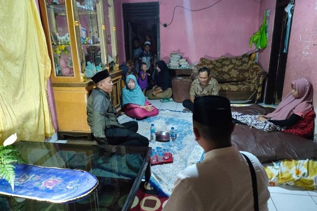 Wakil Bupati Cianjur, Tb Mulyana Syahrudin, mendatangi rumah Riski Nur Askia (18) ART korban tindak kekerasan yang dilakukan majikan. Foto: Dok. Istimewa