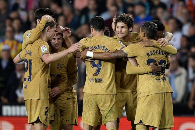 Pemain FC Barcelona merayakan setelah pertandingan di Stadion Mestalla, Valencia, Spanyol, Sabtu (29/10/2022). Foto: Pablo Morano/REUTERS