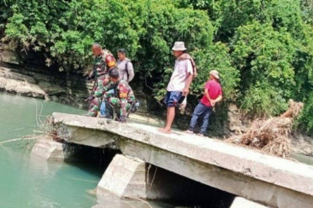 Jembatan di Desa Kalumammang Kecamatan Alu Kabupaten Polewali Mandar Provinsi Sulawesi Barat (Sulbar) rusak akibat terjangan banjir. Foto: ANTARA 