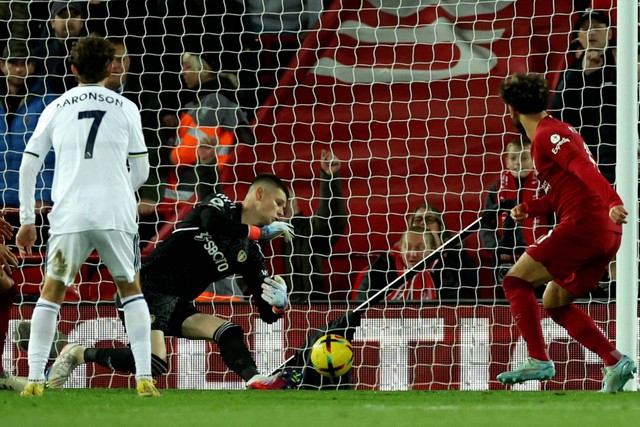 Kiper Leeds United Illan Meslier kebobolan gol dari pemain Liverpool Mohamed Salah di Stadion Anfield, Liverpool, Inggris, Sabtu (29/10/2022). Foto: Phil Noble/REUTERS