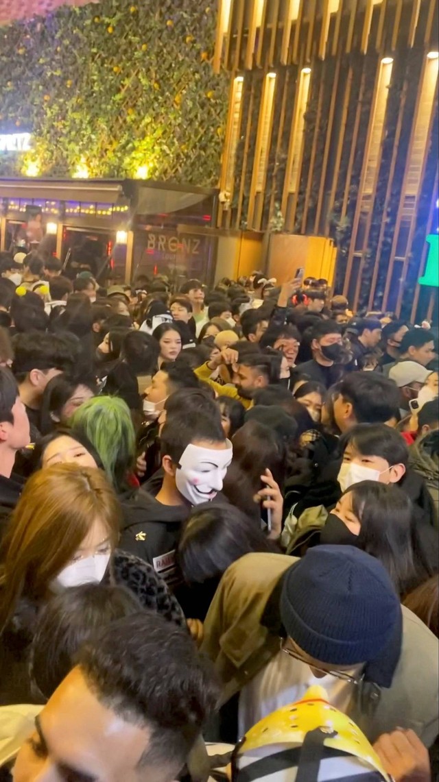 Sebuah pemandangan menunjukkan kerumunan yang padat, selama festival Halloween di Itaewon, Seoul, Korea Selatan, Sabtu (29/10/2022) malam. Foto: @JANELLES_STORY/via REUTERS