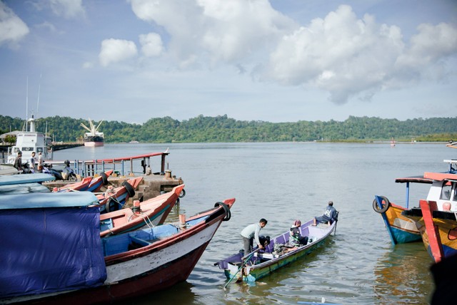 Transportasi utama: Warga menggunakan perahu dari Dermaga Sleko Cilacap hendak menuju Dusun Bondan, Desa Ujungalang, Kecamatan Kampung Laut Cilacap. Foto: Jamal Ramadhan/kumparan