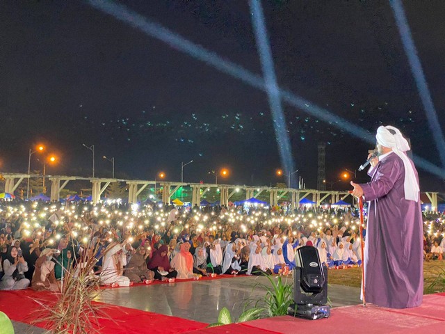 Ustaz Derry Sulaiman memberikan Tausiyah dalam Tabligh Akbar dan Konser Syiar Islam di Karimun. Foto: Khairul S/kepripedia.com