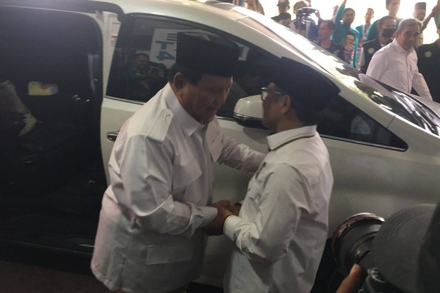 Cak Imin dan Prabowo salaman di Tenis Indoor Senayan, Jakarta, dalam acara PKB Road to Election 2024, Minggu (30/10/2022). Foto: Ainun Nabila/kumparan