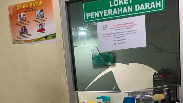 Jendela loket pelayanan RSUD Arifin Achmad, Kota Pekanbaru, Riau, pecah dipukul keluarga pasein yang mengamuk. (Dok. Istimewa)