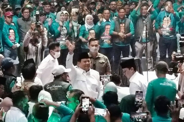 Prabowo dan Cak Imin memasuki ruang Tenis Indoor Senayan dalam acara PKB road to Election, Minggu (30/10/2022). Foto: Ainun Nabila/kumparan